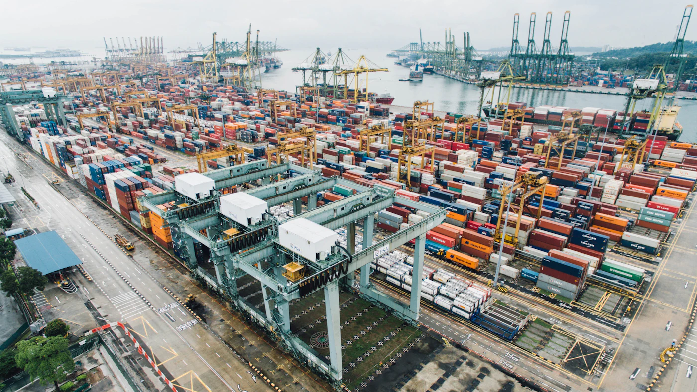 Containerhafen — internationale Lieferketten